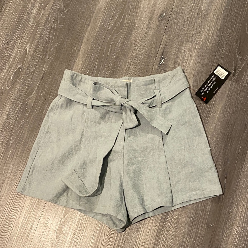 Moon River Women's Light Gray High Waist Shorts